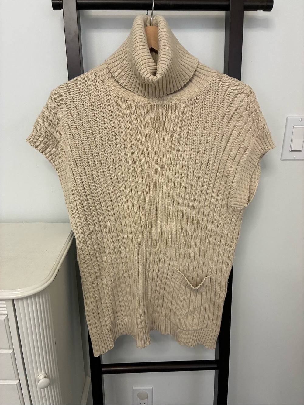 Turtleneck Ribbed Sleeveless Sweater Vest in Beige. Size large. Classic